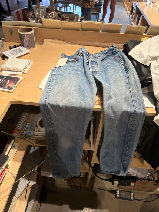 Med wash 26” levi’s